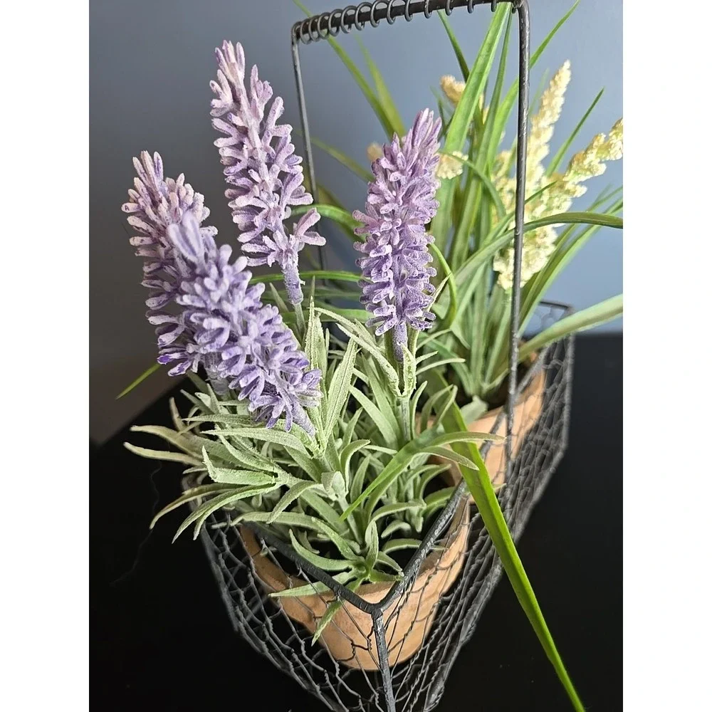 UNBRANDED EUC LAVENDER FAUX WIRED HOLDER‎ DECOR FLORAL